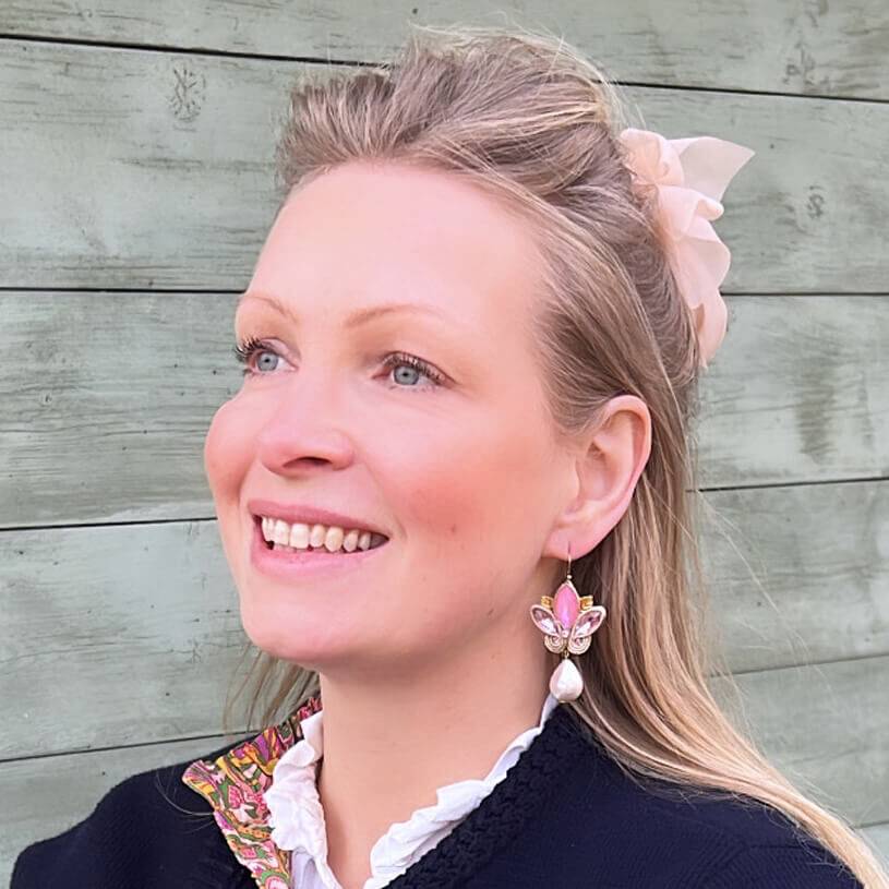 SchwesterSchwester Schöne Soutache-Ohrhänger in Rosa und zartem Gold mit Baumwolltropfen Lagerräumung