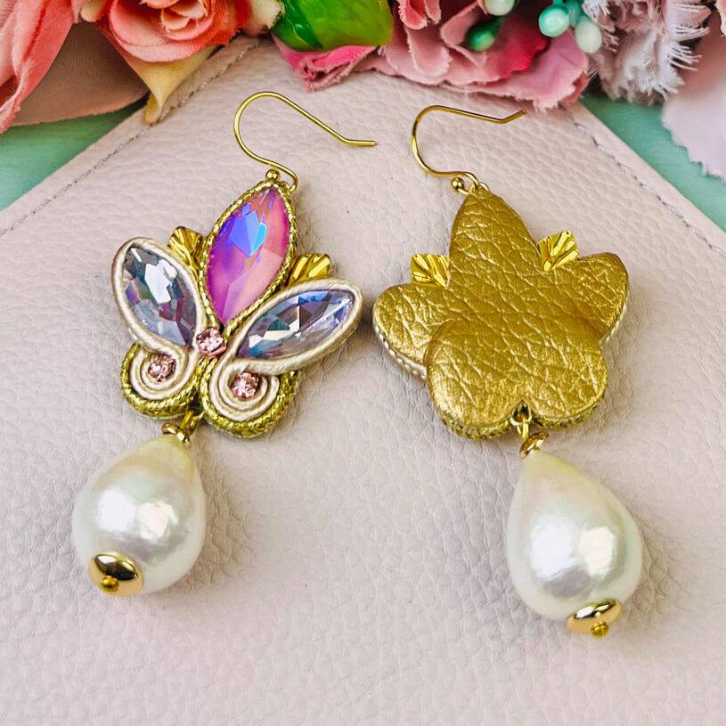 SchwesterSchwester Schöne Soutache-Ohrhänger in Flieder und Gold mit Baumwolltropfen Top Angebot