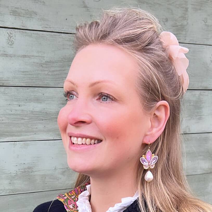 SchwesterSchwester Schöne Soutache-Ohrhänger in Flieder und Gold mit Baumwolltropfen Top Angebot