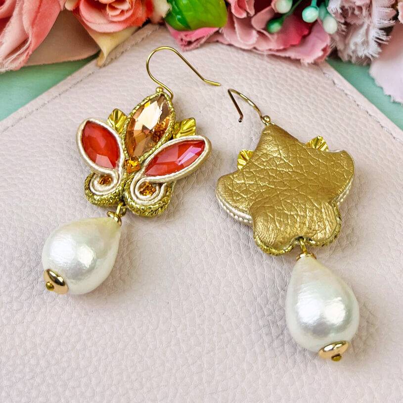 SchwesterSchwester Schöne Soutache-Ohrhänger in Gold und koralligem Pink mit Baumwolltropfen Exklusive Angebote