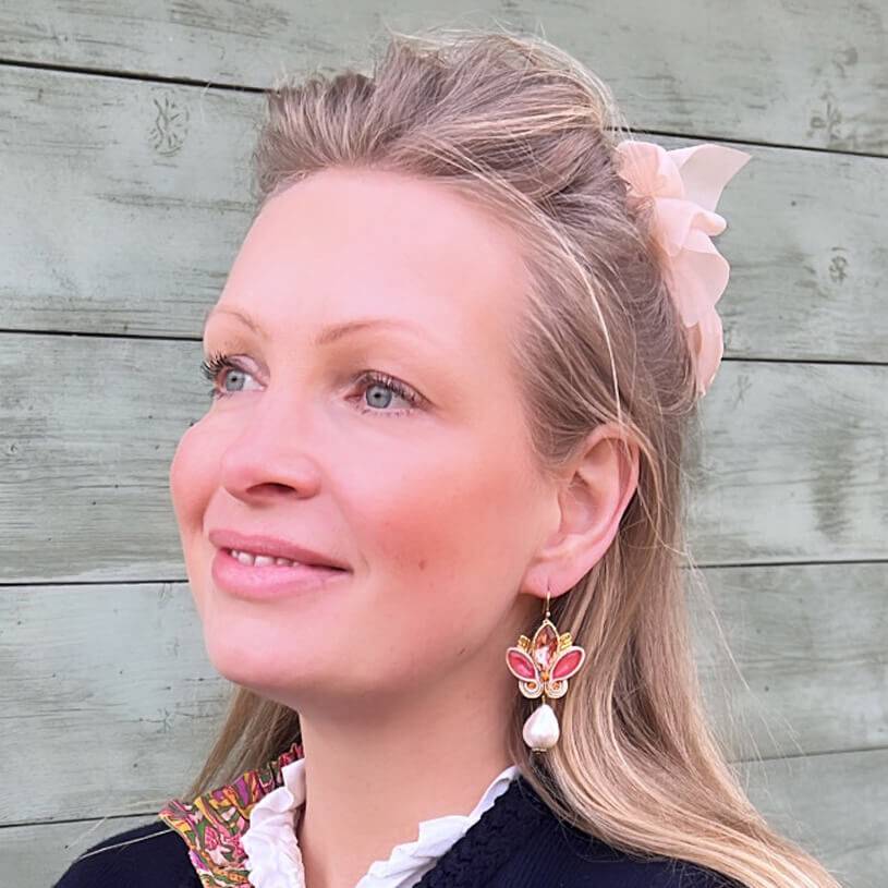 SchwesterSchwester Schöne Soutache-Ohrhänger in Gold und koralligem Pink mit Baumwolltropfen Exklusive Angebote