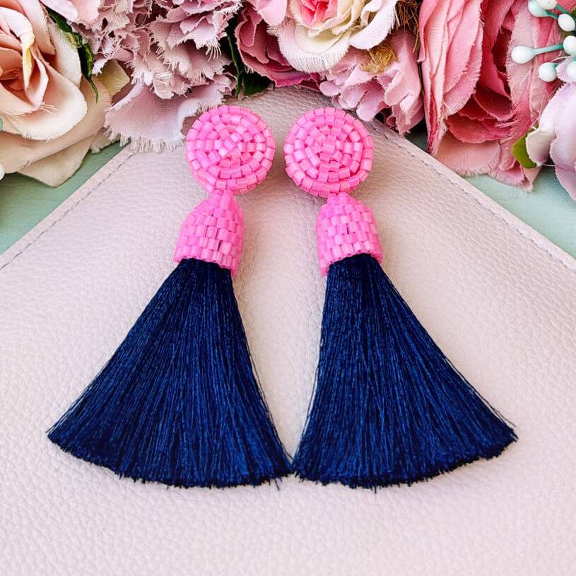 SchwesterSchwester Set aus rosa-dunkelblauen Perlen-Quastenohrringen und Samt-Haarreif in Dunkelblau Zeitbegrenzte Promotion