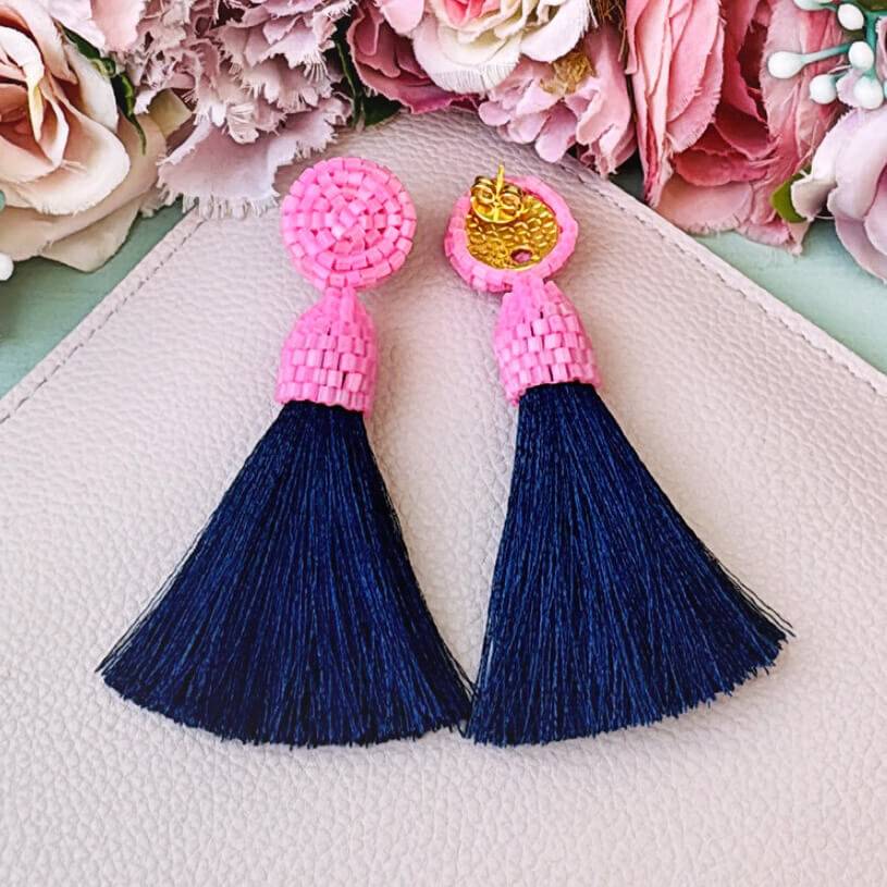 SchwesterSchwester Set aus rosa-dunkelblauen Perlen-Quastenohrringen und Samt-Haarreif in Dunkelblau Zeitbegrenzte Promotion