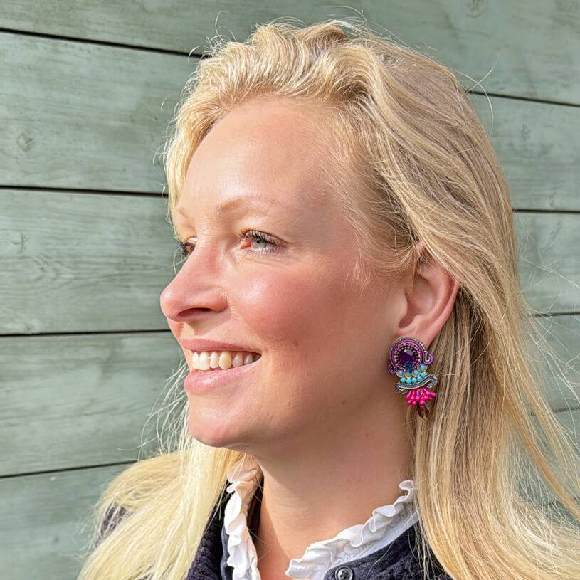 SchwesterSchwester Vorbestellbar - Kunstvolle Soutache-Ohrringe in Violett, Blau und Pink Nur für heute