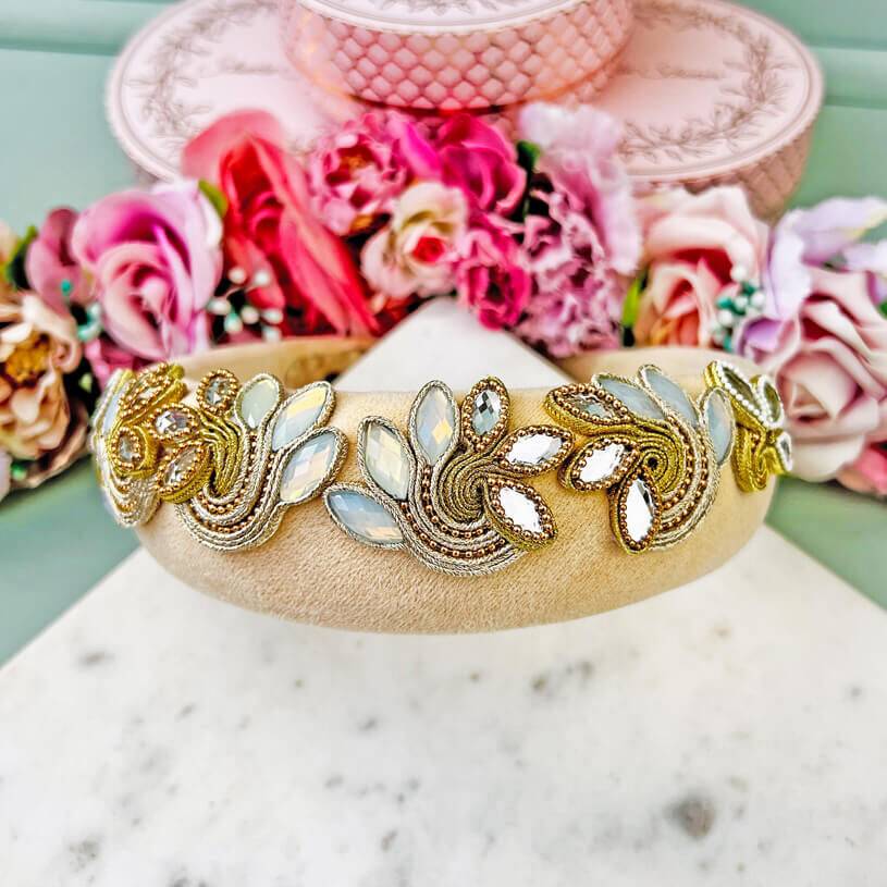 SchwesterSchwester Stoff-Haarreif in Creme mit Soutache-Applikationen in Champagner und Gold Speichern exportieren