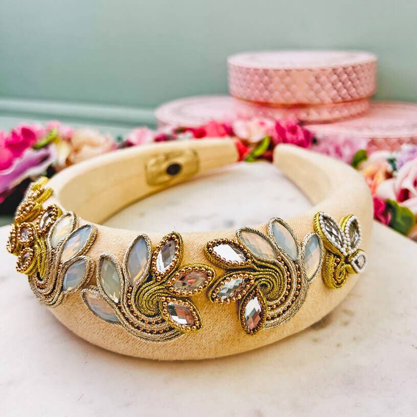SchwesterSchwester Stoff-Haarreif in Creme mit Soutache-Applikationen in Champagner und Gold Speichern exportieren