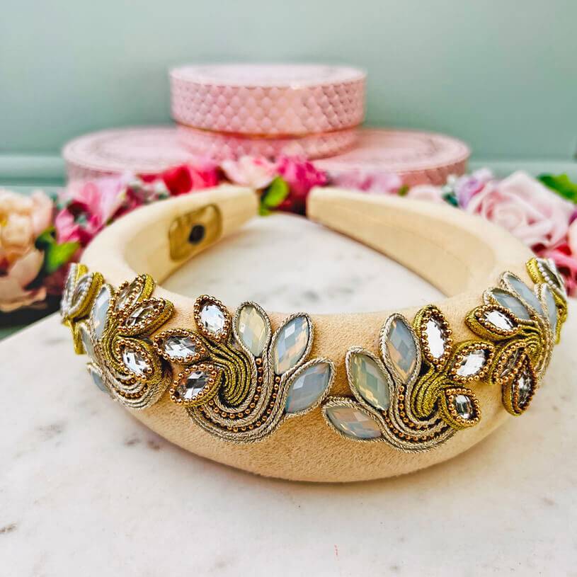 SchwesterSchwester Stoff-Haarreif in Creme mit Soutache-Applikationen in Champagner und Gold Speichern exportieren