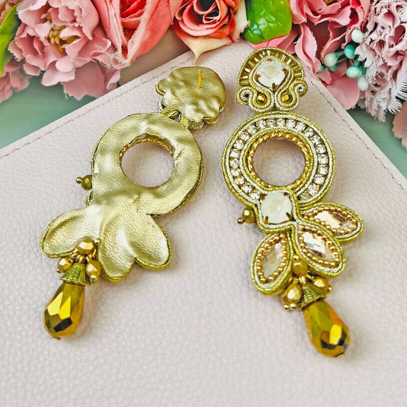 SchwesterSchwester Opulente Soutache-Ohrringe in Gold und Champagner Black Friday Preise