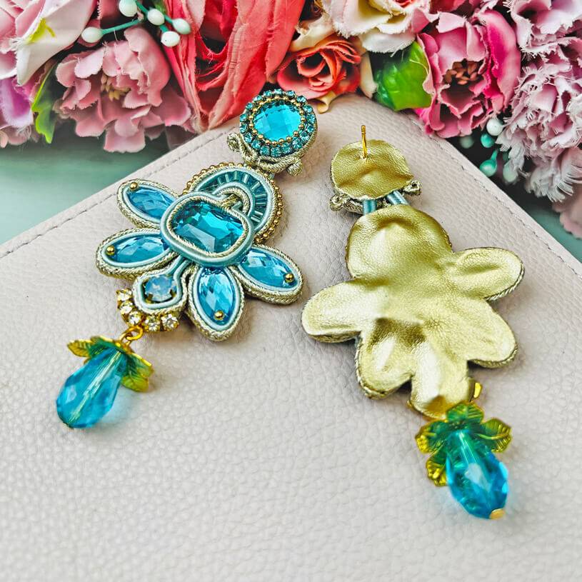 SchwesterSchwester Stilvolle Soutache-Ohrringe in zarten Hellblautönen mit Gold Im Verkauf