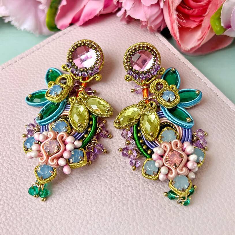 SchwesterSchwester Set aus Soutache-Ohrringen in pastelligen Farben und Satin-Haarreif in Hellblau 2025