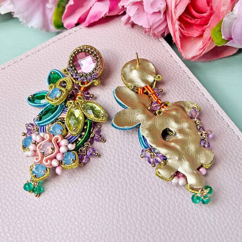 SchwesterSchwester Set aus Soutache-Ohrringen in pastelligen Farben und Satin-Haarreif in Hellblau 2025