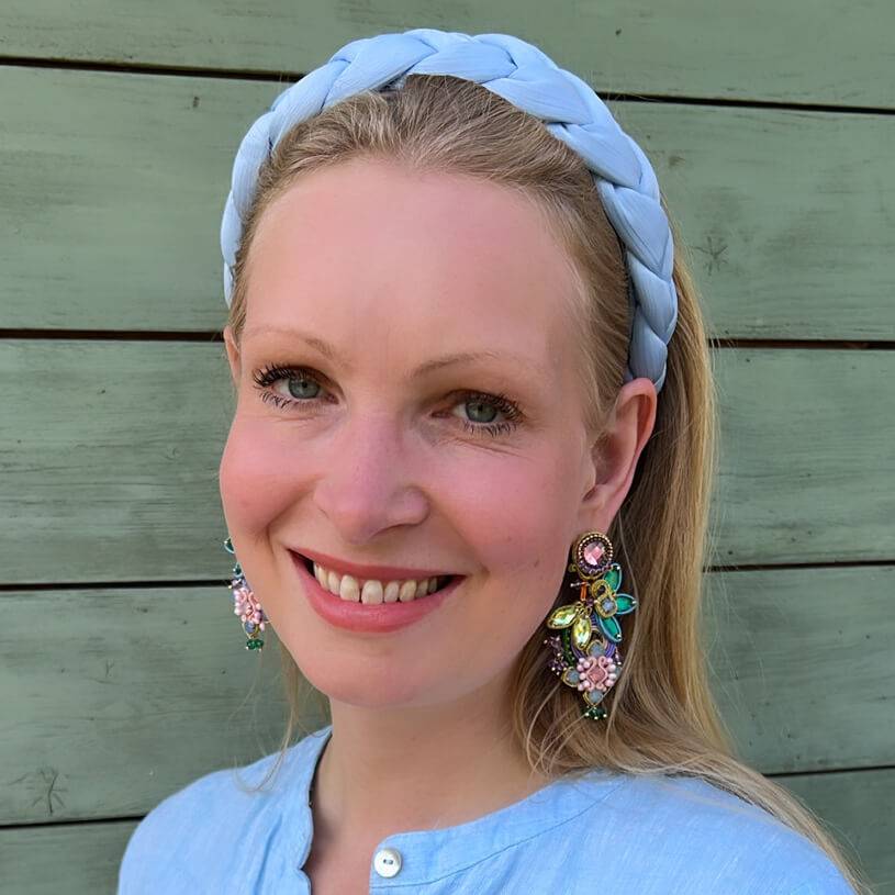 SchwesterSchwester Set aus Soutache-Ohrringen in pastelligen Farben und Satin-Haarreif in Hellblau 2025