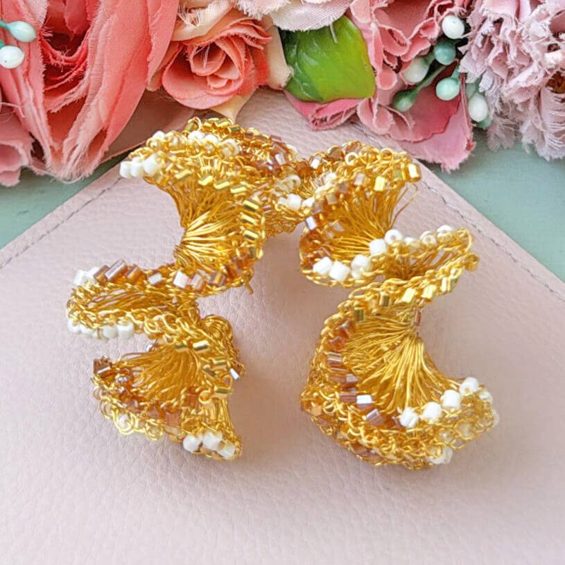 SchwesterSchwester Extravagante Statement-Ohrringe aus goldfarbenen Drähten und Perlen Outlet