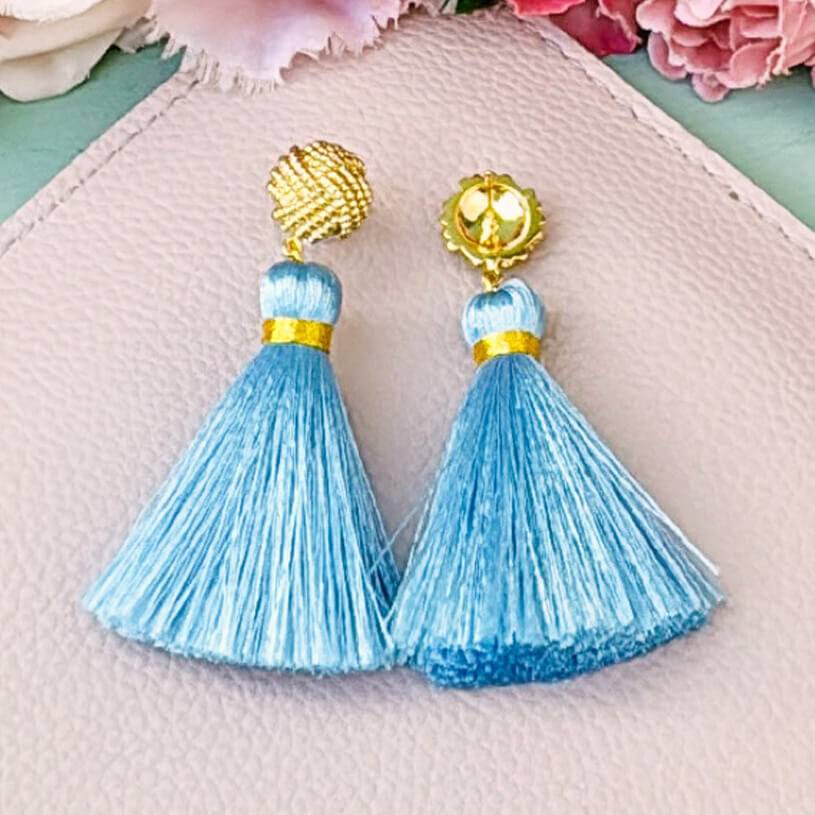 SchwesterSchwester Vergoldete Knoten-Ohrstecker mit hellblauer Quaste Schlussverkauf