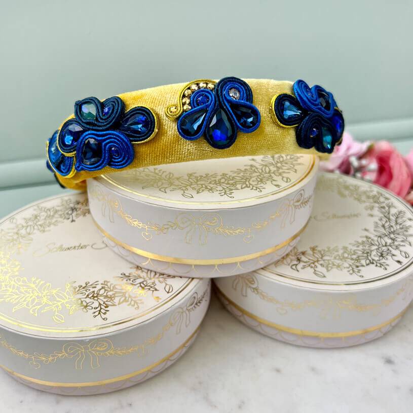 SchwesterSchwester Breiter Samt-Haarreif in Gelb mit Soutache-Applikationen in Dunkelblau Flash Sale