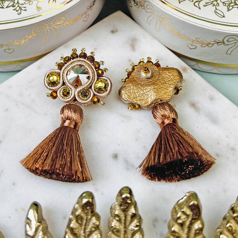 SchwesterSchwester Soutache-Ohrringe in Champagner und Gold mit brauner Quaste Begrenztes Angebot