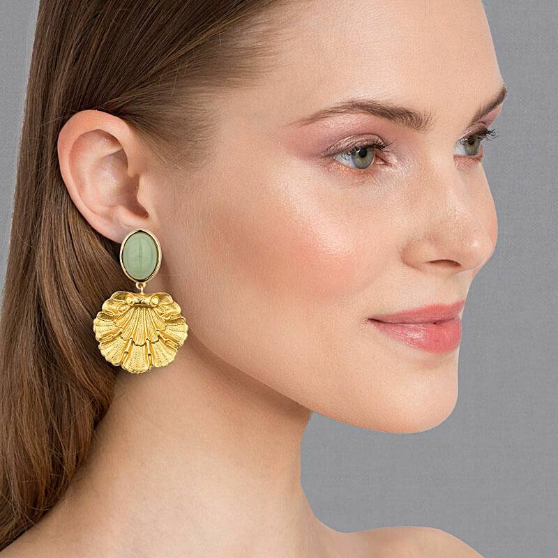 SchwesterSchwester Vergoldete Ohrstecker in Jadegrün mit vergoldetem Muschelornament von AmuseToi Online Shopping