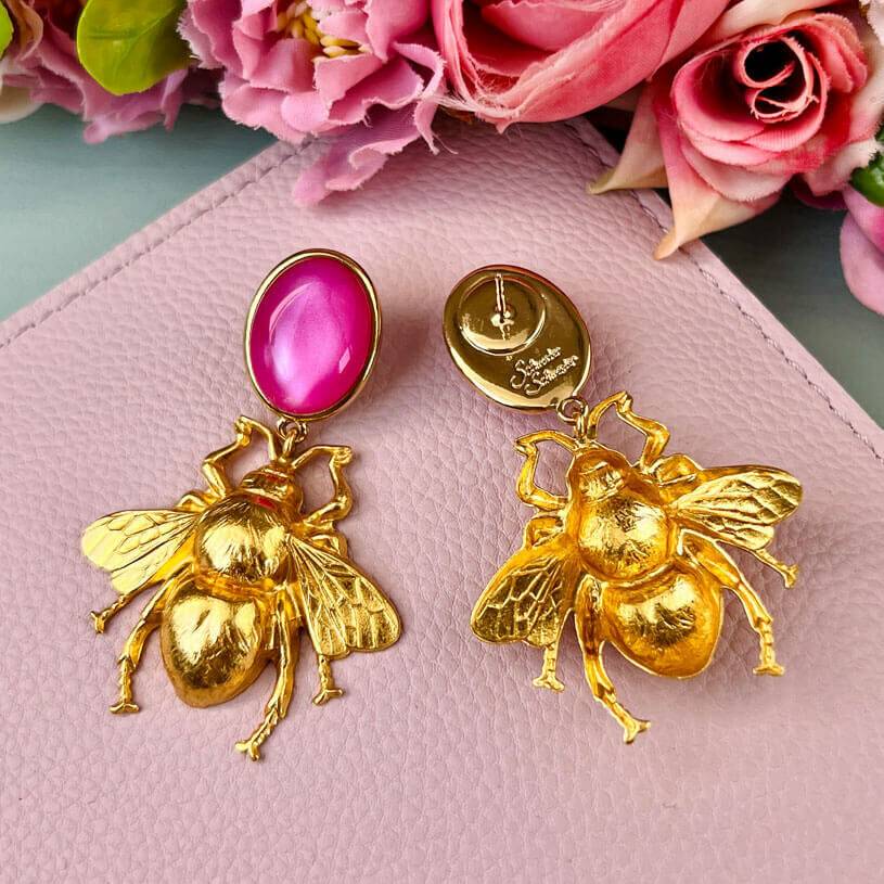SchwesterSchwester Pinke Ohrstecker mit vergoldeter Hummel von AmuseToi Muttertagsangebot