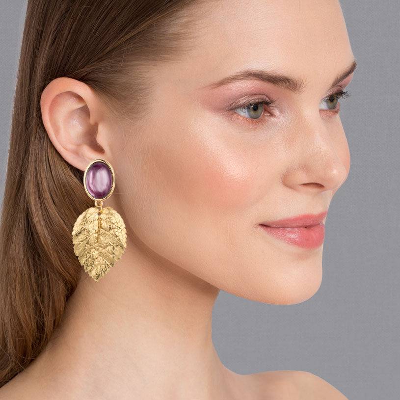 SchwesterSchwester Amethystfarbene Ohrstecker mit goldenem Blatt von AmuseToi Vatertagsangebot