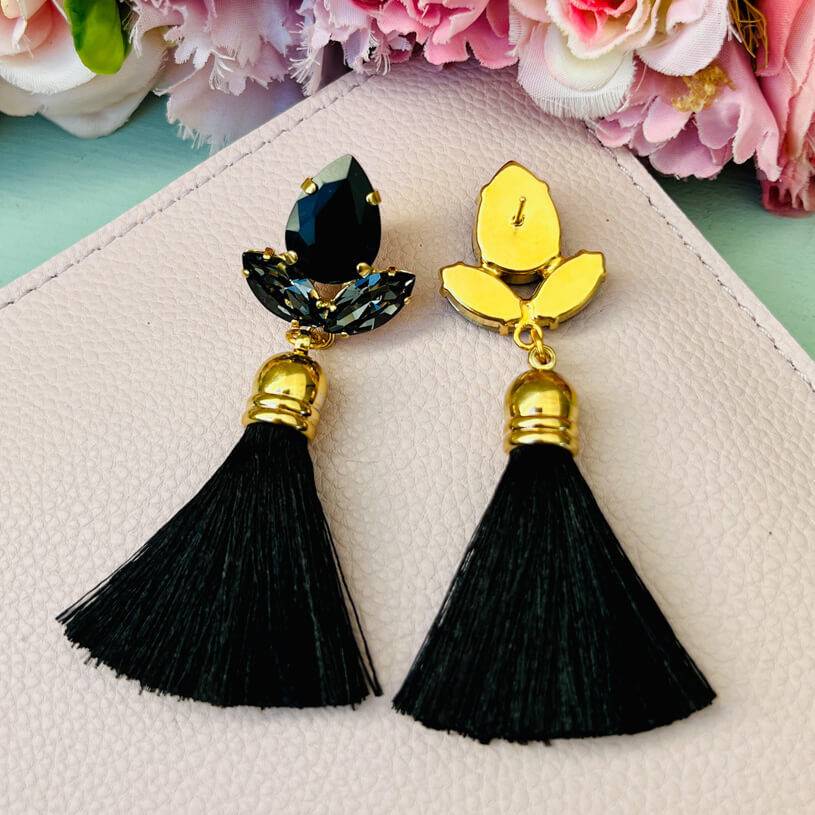 SchwesterSchwester Glitzernde Ohrstecker in Schwarz mit edler Quaste von AmuseToi Valentinstagsangebot