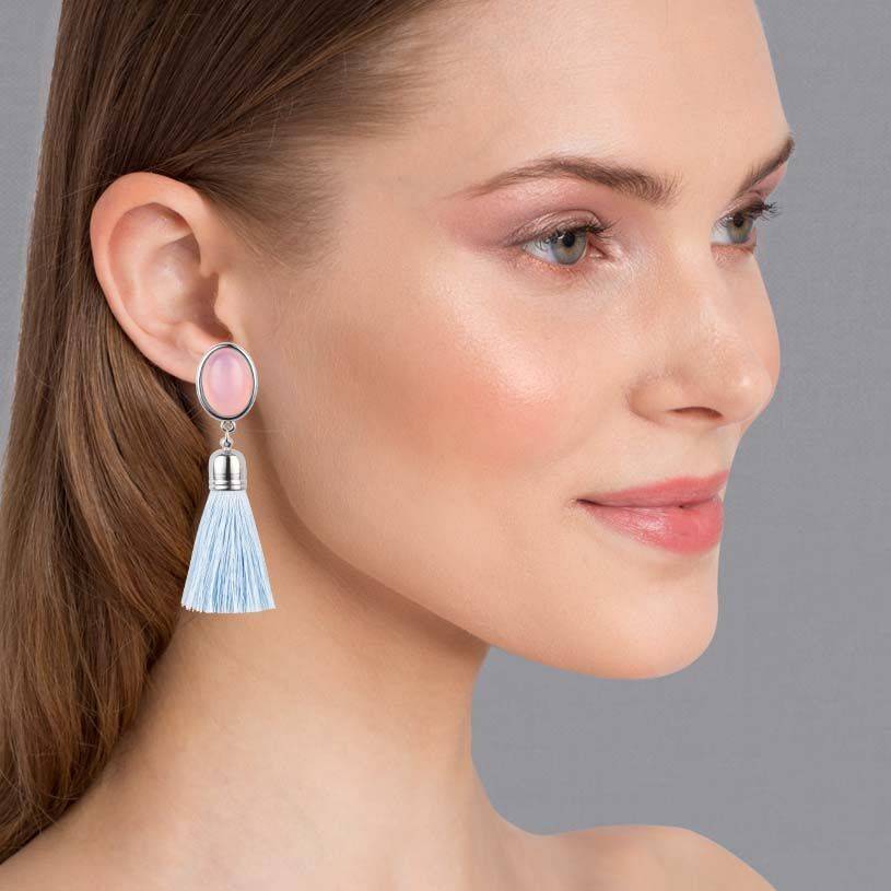 SchwesterSchwester Silberfarbene Quasten Ohrringe als Ohrstecker in Rosa mit hellblauer Quaste von AmuseToi Jubiläumsangebot