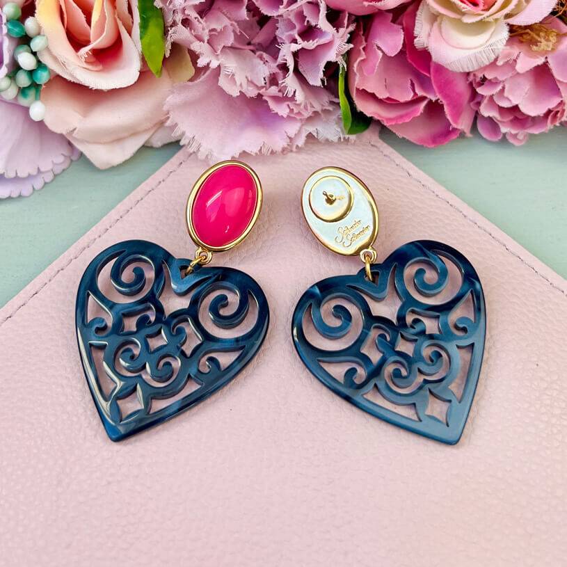 SchwesterSchwester Schöne Herz-Ohrringe mit pinken Ohrsteckern und Herz-Ornamenten in Dunkelblau von AmuseToi Top Angebot