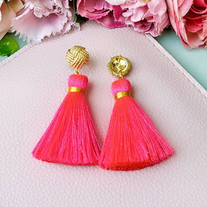 SchwesterSchwester Vergoldete Knoten-Ohrstecker mit neonpinker Quaste Exklusive Angebote