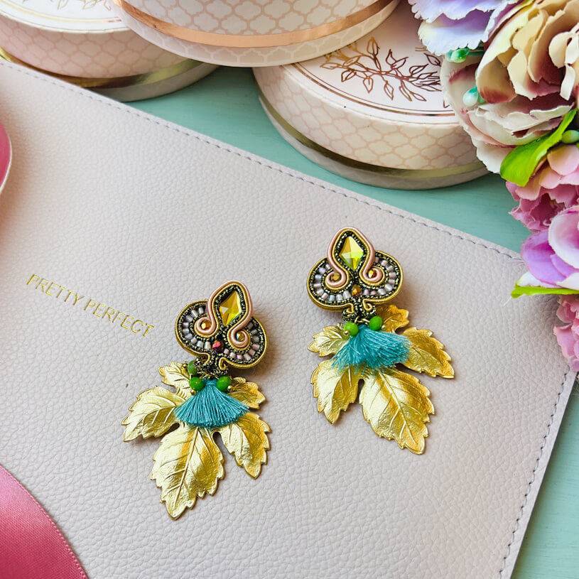 SchwesterSchwester Rosafarbene Soutache-Ohrstecker kleinen hellblauen Quasten und goldenen Blättern Saisonale Angebote