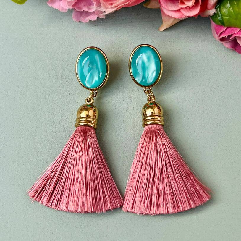 SchwesterSchwester Quasten Ohrringe als Ohrstecker in Türkis mit Quaste in Rosa von AmuseToi Kauf eins, bekomm eins gratis