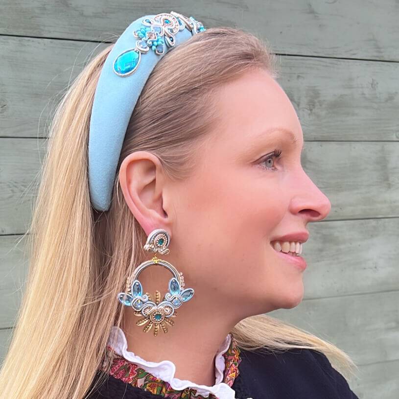SchwesterSchwester Filigrane Soutache-Ohrringe in zarten Hellblautönen mit Gold Nur noch ein Tag übrig
