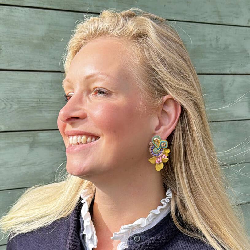 SchwesterSchwester Vorbestellbar - Farbenfrohe Soutache-Ohrringe in Gelb, Rosa und Flieder Fabrikladen