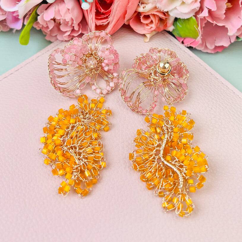 SchwesterSchwester Bunte florale Ohrringe aus Perlen in Pink und Orange Black Friday Preise