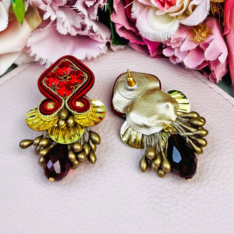 SchwesterSchwester Schöne festliche Soutache-Ohrringe in Rot und Gold mit dunkelrotem Tropfen 2025