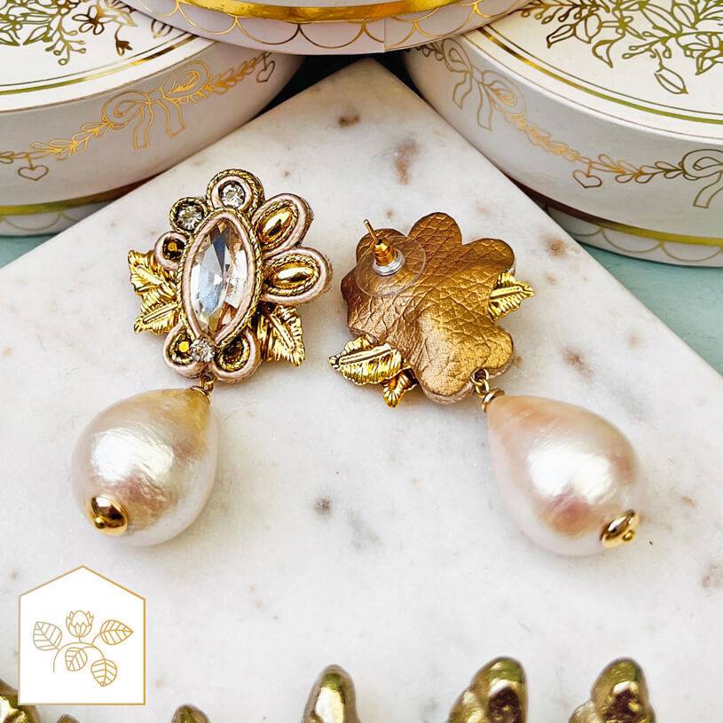 SchwesterSchwester Raffinierte Soutache-Ohrstecker in Gold und Champagner mit Baumwolltropfen Hotsell