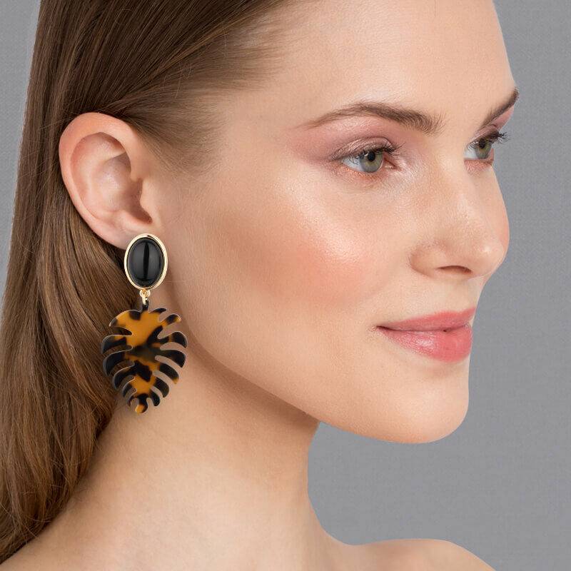 SchwesterSchwester Schwarze Ohrstecker mit schildpattfarbenem Monstera-Blatt von AmuseToi Fabrikverkauf