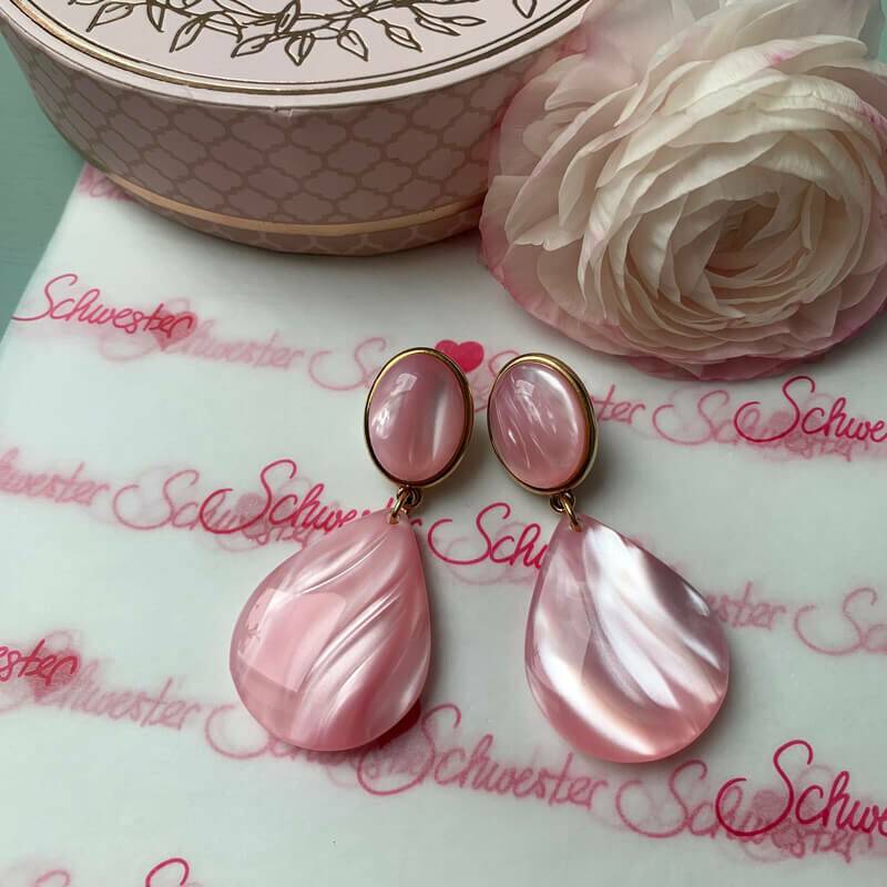 SchwesterSchwester Tropfen-Ohrringe in Rosa von AmuseToi Fabrik Onlineshop