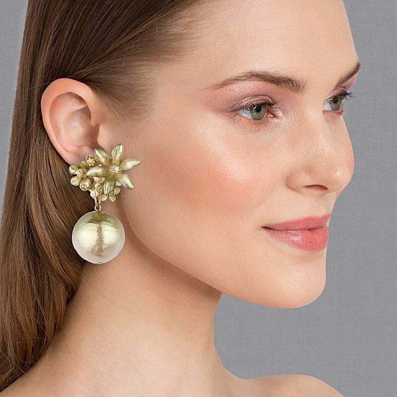 SchwesterSchwester Lindgrüne Blüten-Ohrstecker mit federleichter Baumwollkugel Online Shopping