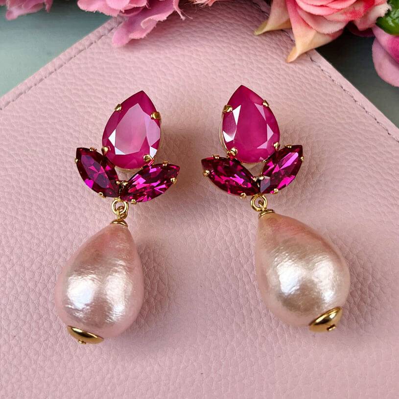 SchwesterSchwester Funkelnde Ohrstecker in Pink mit federleichten Baumwolltropfen von AmuseToi Exklusivangebot