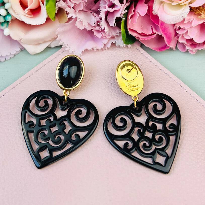 SchwesterSchwester Schöne Ohrringe in schimmerndem Schwarz mit Herz-Ornamenten von AmuseToi Preisnachlass