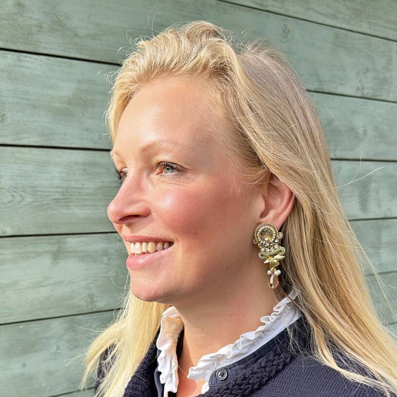 SchwesterSchwester Vorbestellbar - Zeitlose Soutache-Ohrstecker in Gold und Champagnertönen Valentinstagsangebot