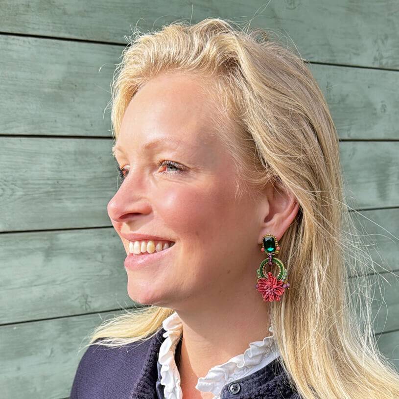 SchwesterSchwester Vorbestellbar - Raffinierte Blüten-Soutache-Ohrstecker in Grün und Rotpink Jubiläumsangebot