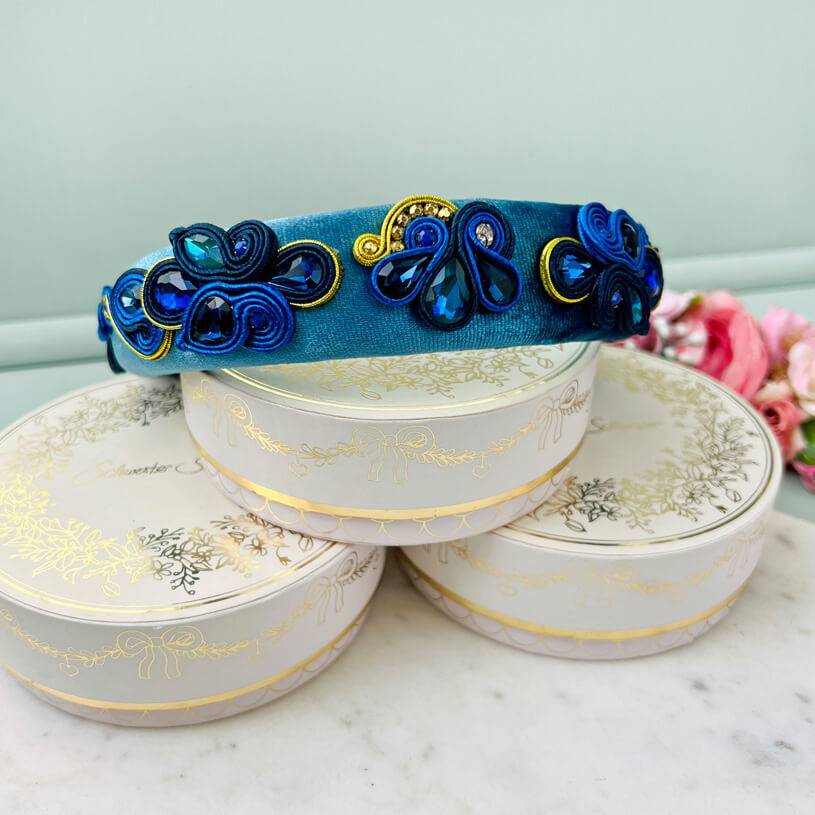 SchwesterSchwester Breiter Samt-Haarreif in Blau mit Soutache-Applikationen in Blau und Gold Heißer Verkauf