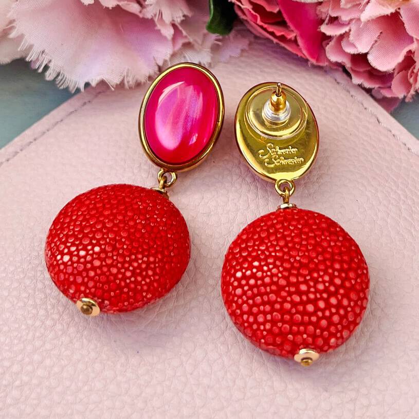 SchwesterSchwester Pinke Ohrringe mit rotem Anhänger in Rochenhautoptik Top Angebot