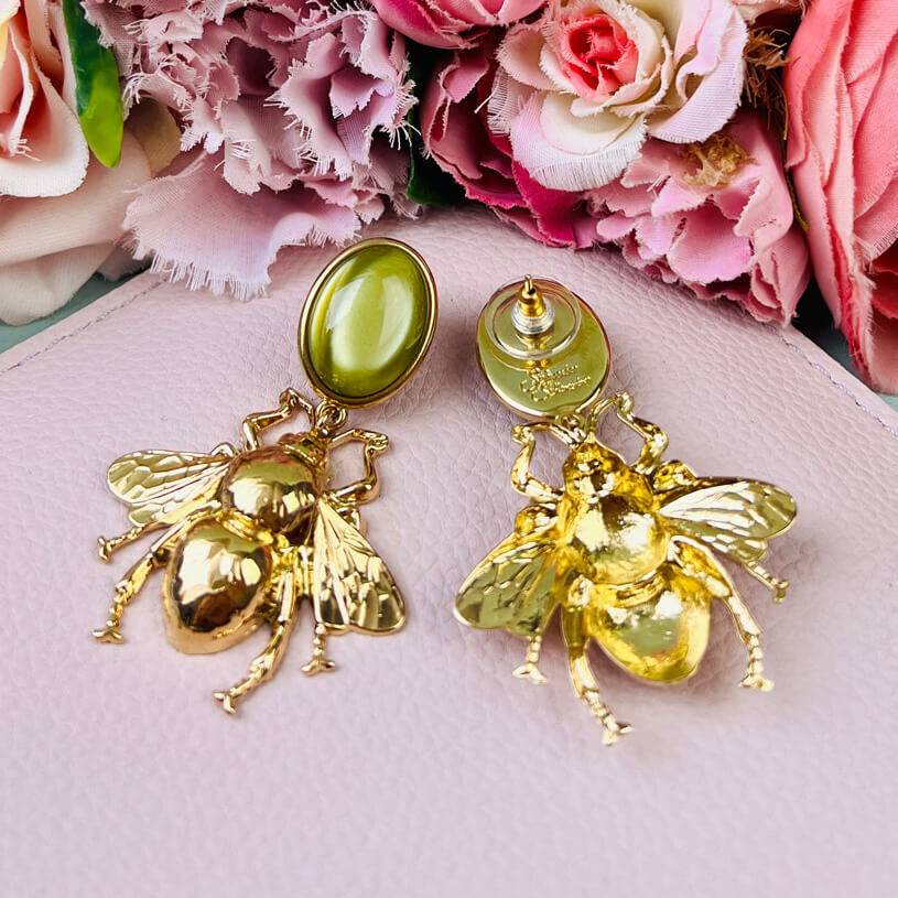 SchwesterSchwester Senfgrüne Ohrstecker mit vergoldeter Hummel von AmuseToi Online Outlet