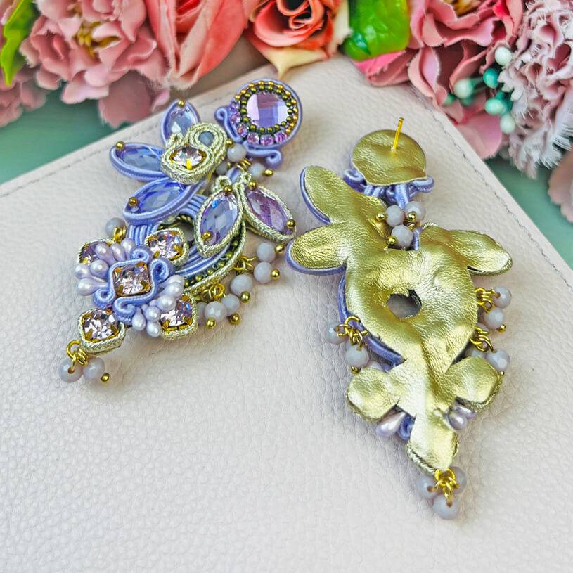 SchwesterSchwester Große Soutache-Ohrringe in Flieder und Champagner Neuheiten