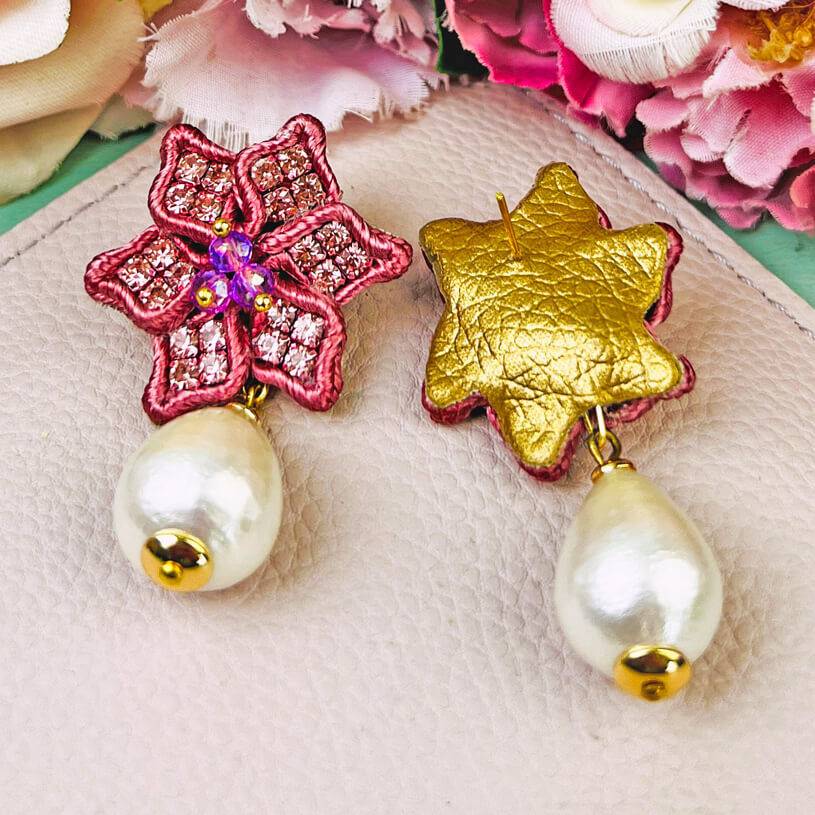 SchwesterSchwester Süße Blumen-Soutache-Ohrringe in Puderrosa mit kleinen Baumwolltropfen Bestseller