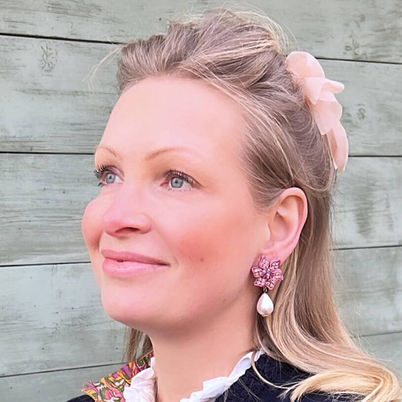 SchwesterSchwester Süße Blumen-Soutache-Ohrringe in Puderrosa mit kleinen Baumwolltropfen Bestseller