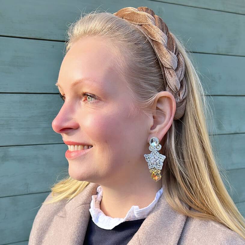 SchwesterSchwester Besondere Schneekristall-Soutache-Ohrringe in Weiß Kauf eins, bekomm eins gratis