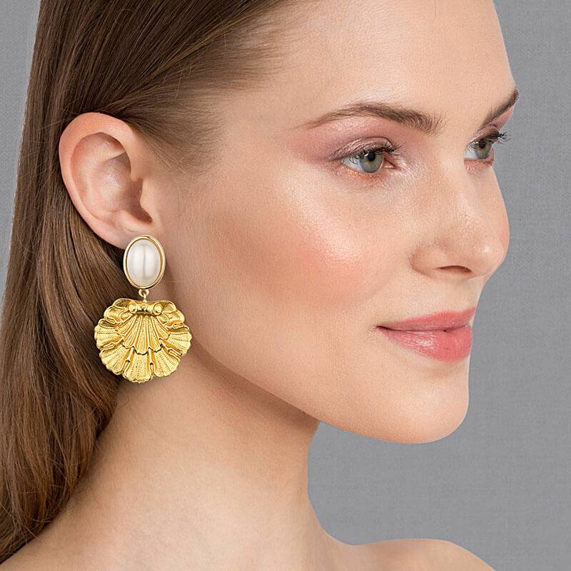 SchwesterSchwester Vergoldete Ohrstecker in Perlmuttfarben mit goldenem Muschelornament von AmuseToi Riesige Ersparnisse