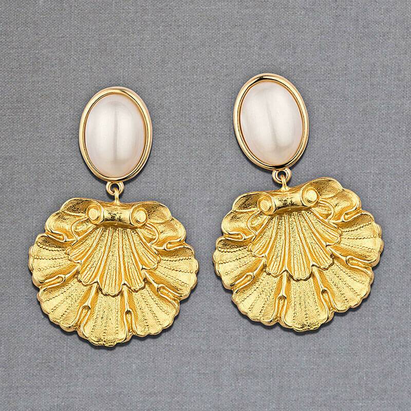 SchwesterSchwester Vergoldete Ohrstecker in Perlmuttfarben mit goldenem Muschelornament von AmuseToi Riesige Ersparnisse